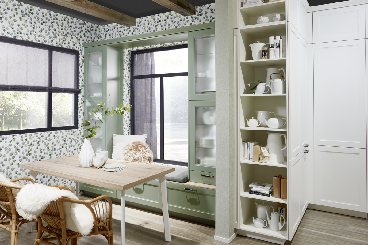 Das beste aus zwei Welten, Tradition und Moderne - so lässt sich der Charakter einer Landhausküche am treffendsten beschreiben. Be�i�s�p�i�e�l�s�w�e�i�s�e� �G�u�s�s�e�i�s�e�n�g�r�i�f�f�e�,� �g�e�r�a�d�l�i�n�i�g�e� �S�p�r�o�s�s�e�n�t�ür�e�n� �m�i�t� �G�l�a�s�e�i�n�l�a�g�e�n�,� �i�n�n�o�v�a�t�i�v�e� �B�e�l�e�u�c�h�t�u�n�g� oder �h�o�h�e� �A�u�f�s�a�t�z�s�c�h�r�än�k�e�.� �E�i�n�e� �n�e�u�e�,� �s�c�h�n�ör�k�e�l�l�o�s�e� �W�o�h�n�l�i�c�h�k�e�i�t�.� 