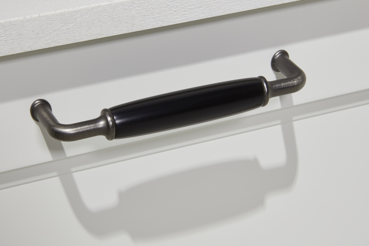 Das beste aus zwei Welten, Tradition und Moderne - so lässt sich der Charakter einer Landhausküche am treffendsten beschreiben. Be�i�s�p�i�e�l�s�w�e�i�s�e� �G�u�s�s�e�i�s�e�n�g�r�i�f�f�e�,� �g�e�r�a�d�l�i�n�i�g�e� �S�p�r�o�s�s�e�n�t�ür�e�n� �m�i�t� �G�l�a�s�e�i�n�l�a�g�e�n�,� �i�n�n�o�v�a�t�i�v�e� �B�e�l�e�u�c�h�t�u�n�g� oder �h�o�h�e� �A�u�f�s�a�t�z�s�c�h�r�än�k�e�.� �E�i�n�e� �n�e�u�e�,� �s�c�h�n�ör�k�e�l�l�o�s�e� �W�o�h�n�l�i�c�h�k�e�i�t�.� 